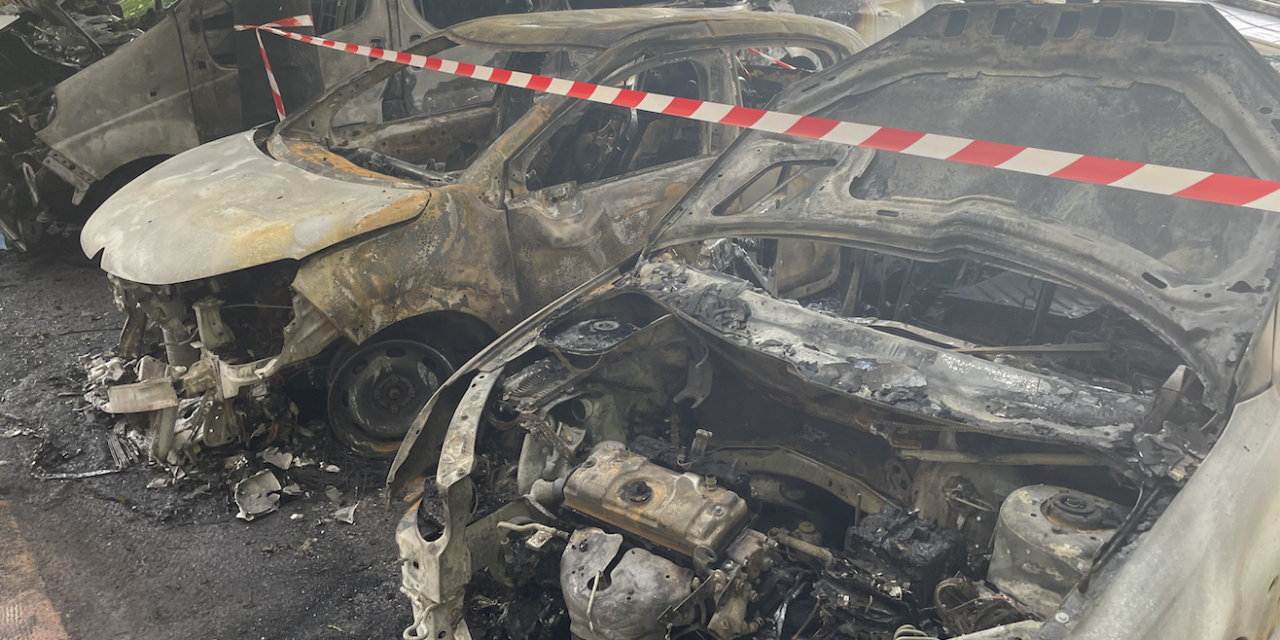 Ce ne sont pas  8 mais 9 voitures qui ont été la proie des flammes place Saint-Louis à Vienne.  « Rien ne prouve que la police municipale ait été visée » selon Thierry Kovacs 