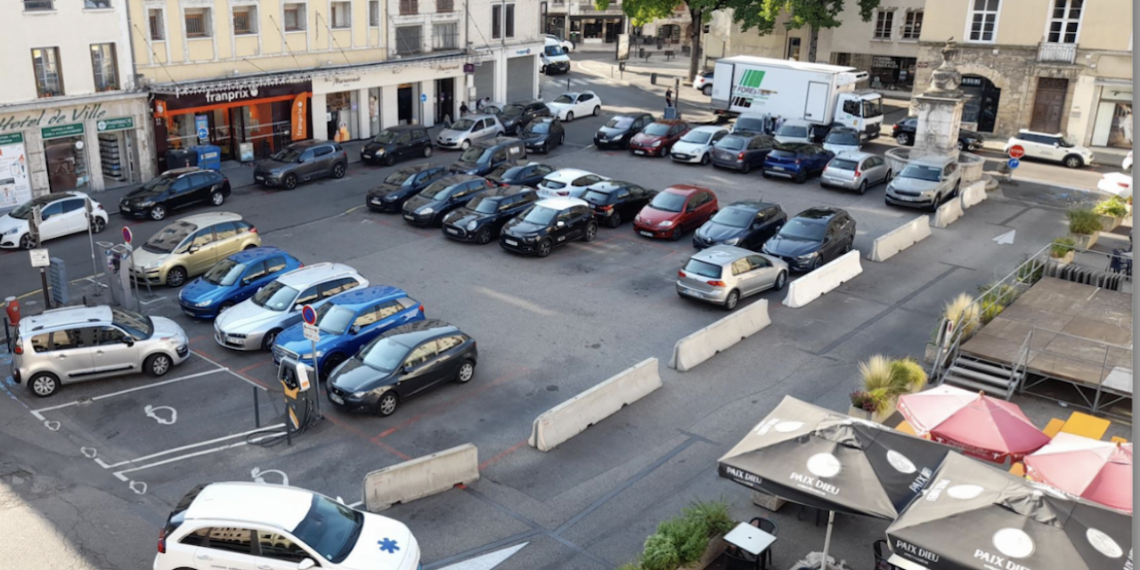 La place François Mitterrand  à Vienne en configuration été jusqu’au 14 septembre avec des suppressions de places de stationnement
