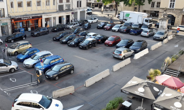 La place François Mitterrand  à Vienne en configuration été jusqu’au 14 septembre avec des suppressions de places de stationnement