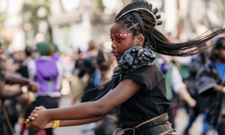 Le Biennale de la Danse du 6 au 28 septembre  veut encore accentuer son aspect populaire : défilé et grande danse collective place Bellecour et… 40 spectacles