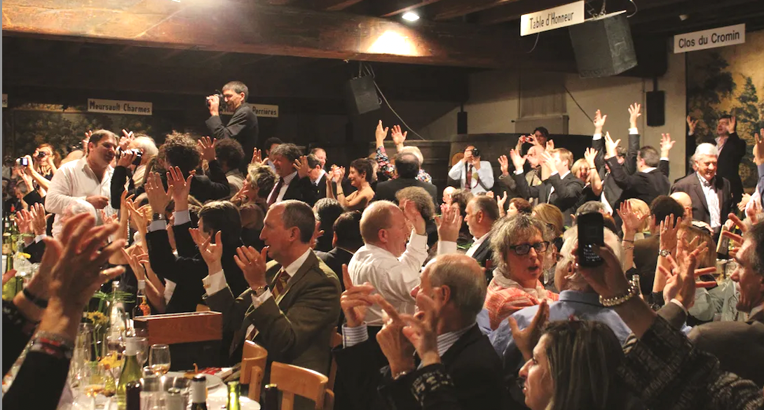 Soirée stand-up ; Le Grand Banquet de Jassoux avec plus de 200 convives ; Concert avec chœurs ; théâtre à la cave ,  etc. :  où sortir à Vienne et alentours ce week-end ?