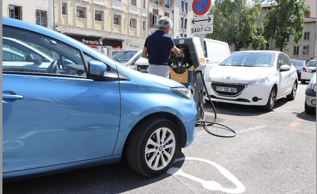 Actuellement Vienne compte douze bornes « municipales » de recharge de véhicules électriques. D’autres sont prévues, mais où ?