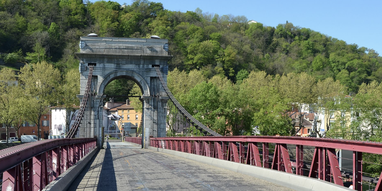 Réparation d’urgence : le pont suspendu de Chasse-sur-Rhône interdit aux voitures à partir du 30 juin