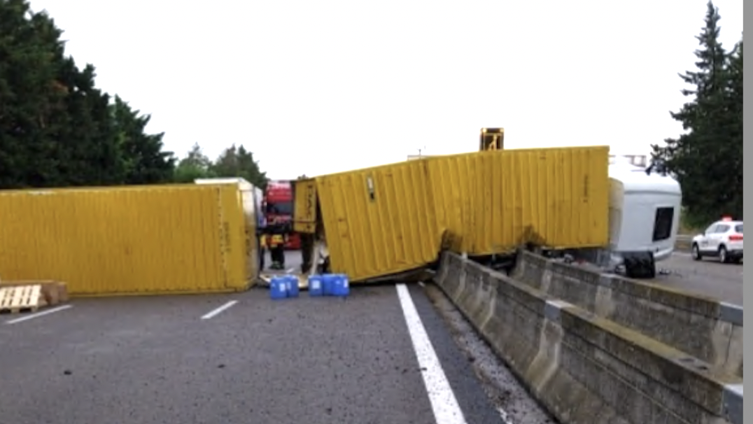 L’A 7 coupée  dans la Drôme toute la matinée en direction de Marseille, suite à un spectaculaire  accident de poids-lourd en travers de la chaussée