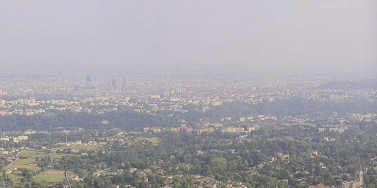 Le voile blanc toute la journée dans le ciel d’Auvergne-Rhône-Alpes c’est…La fumée des très importants feux  de forêts du Canada
