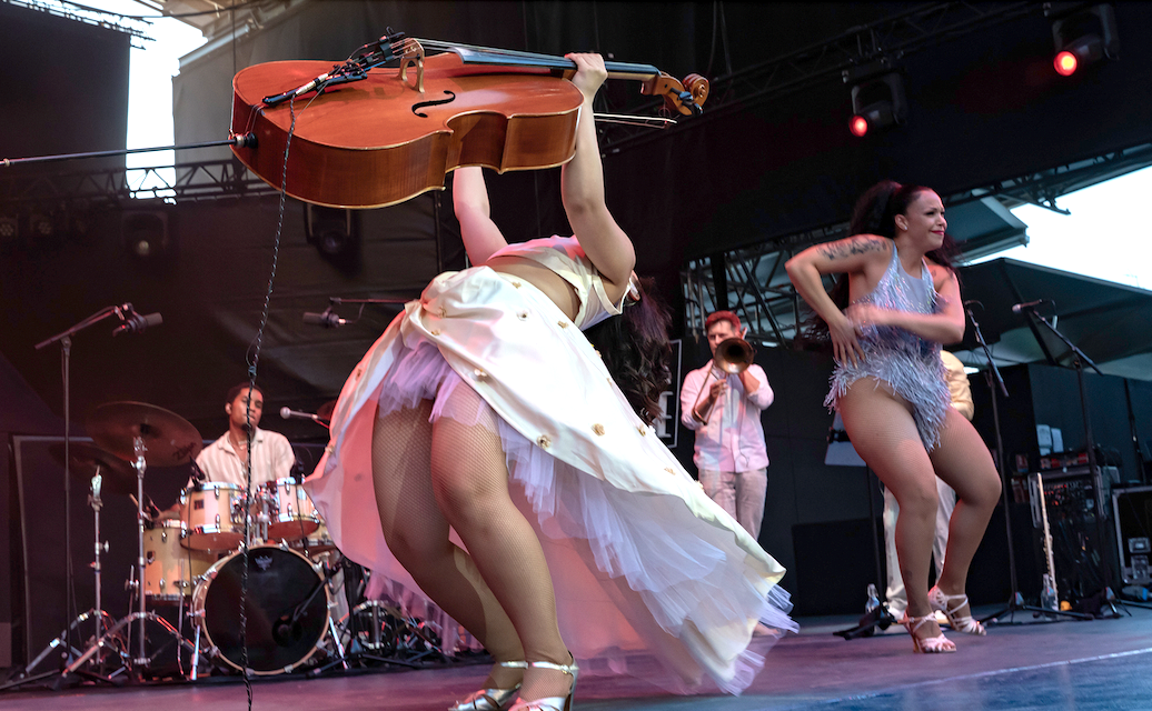 Vidéo- Revivez en intégral l’ébouriffant concert d’Ana Carla Maza, le 5 juillet 2025 à Jazz à Vienne