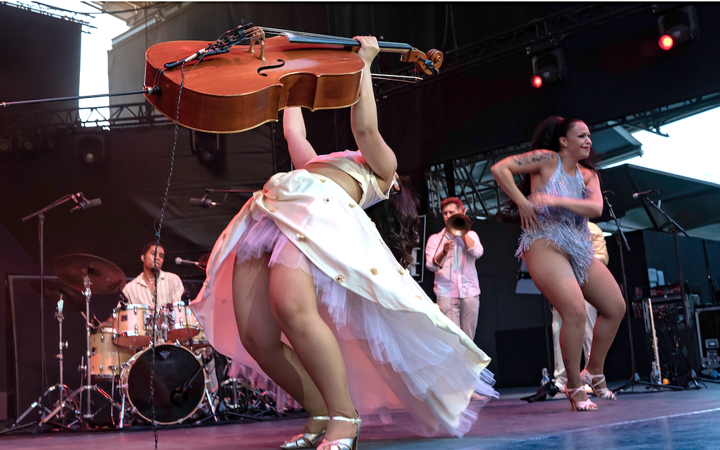 Vidéo- Revivez en intégral l’ébouriffant concert d’Ana Carla Maza, le 5 juillet 2025 à Jazz à Vienne