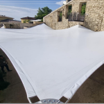 A Jazz à Vienne, installation d’une toile durable de 350 m2 et de 200 kilos pour protéger des aléas météorologiques