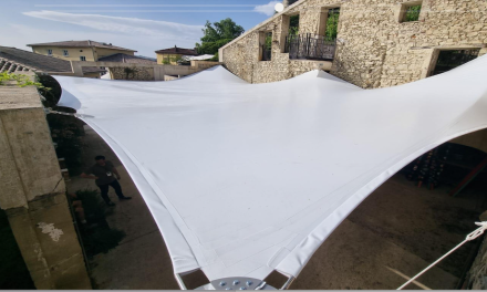A Jazz à Vienne, installation d’une toile durable de 350 m2 et de 200 kilos pour protéger des aléas météorologiques