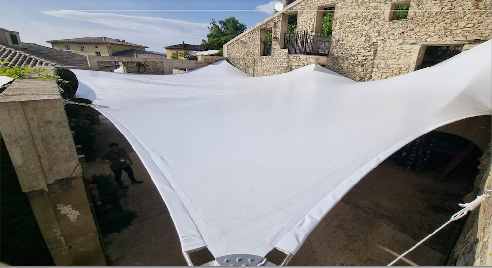 A Jazz à Vienne, installation d’une toile durable de 350 m2 et de 200 kilos pour protéger des aléas météorologiques