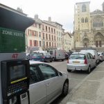 Viennoiseries-Stationnement gratuit en août ; début des travaux pour protéger par des bornes le centre ancien ; un prix pour un architecte viennois