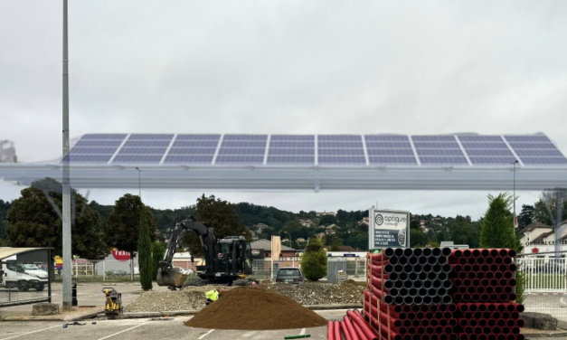 En ombrières sur le parking : le Centre Leclerc de Bourgoin-Jallieu installe  …11 700 m2 de panneaux solaires en auto-consommation