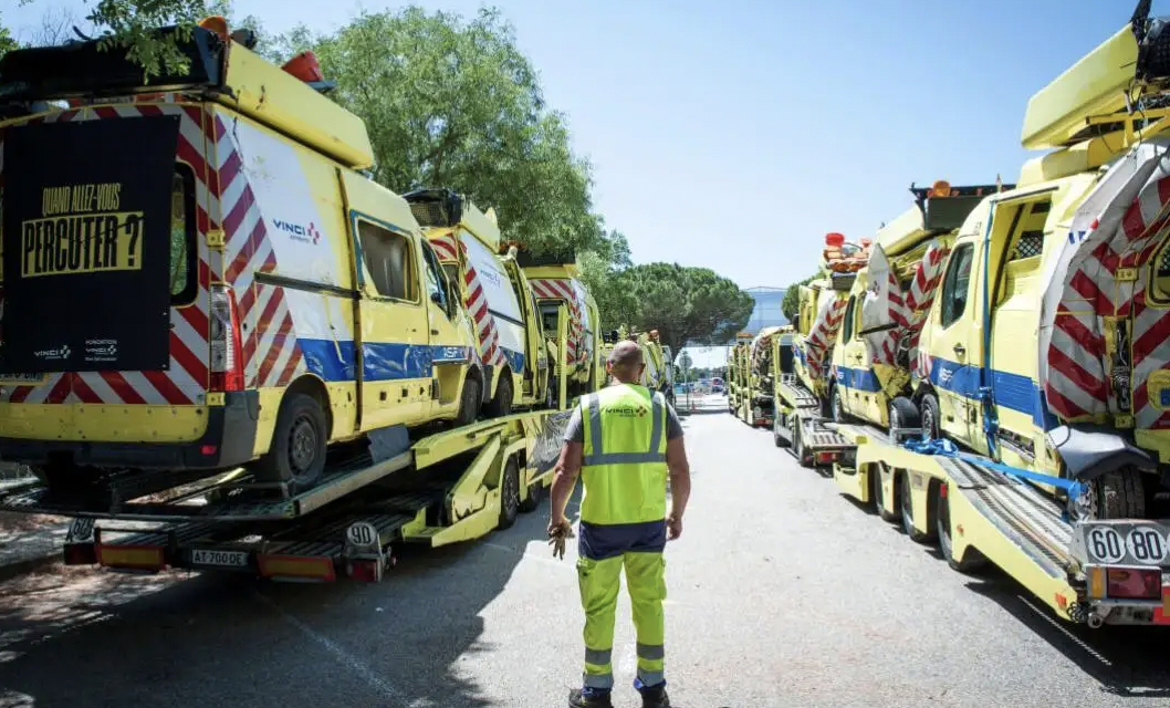 « Quand allez vous percuter ? ». Des fourgons d’intervention accidentés exposés au péage de Reventin-Vaugris  : une campagne choc de Vinci Autoroutes