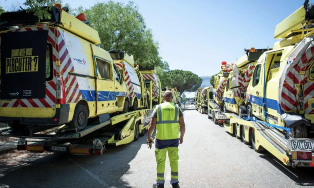 « Quand allez vous percuter ? ». Des fourgons d’intervention accidentés exposés au péage de Reventin-Vaugris  : une campagne choc de Vinci Autoroutes