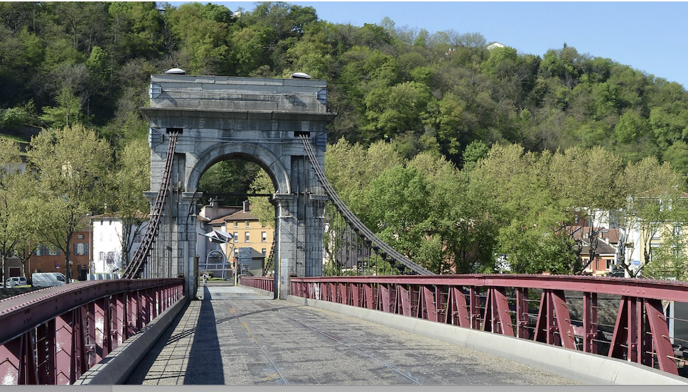 « Des éléments fortement dégradés » : l’interdiction de la circulation automobile sur  le pont suspendu de Chasse-sur-Rhône prolongée de deux mois