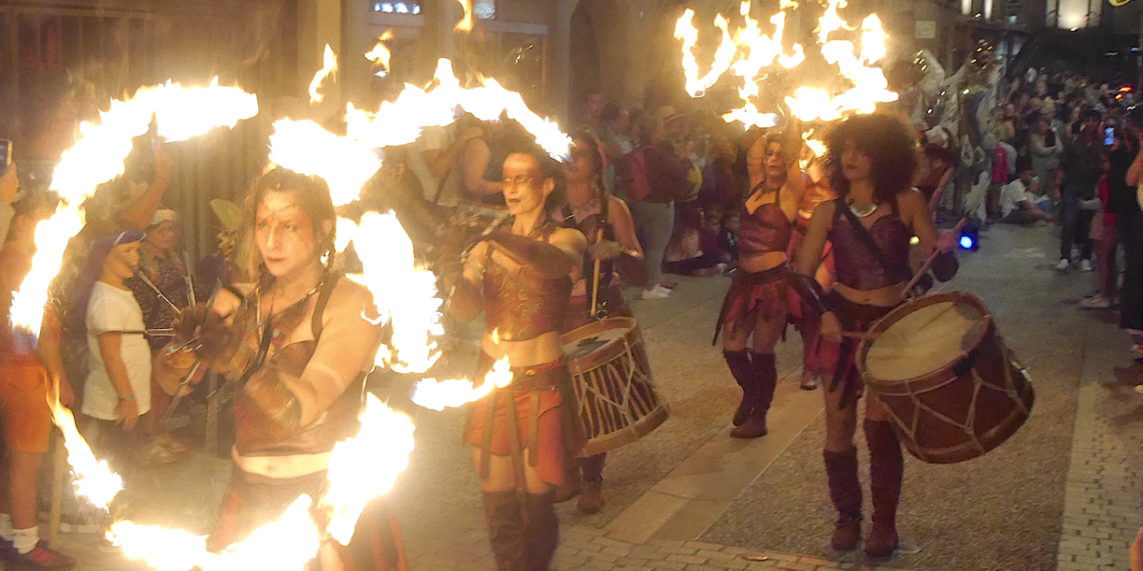 Fête Historique de Vienne : un défilé aux flambeaux plus festif, musical et dansant et beaucoup moins martial…