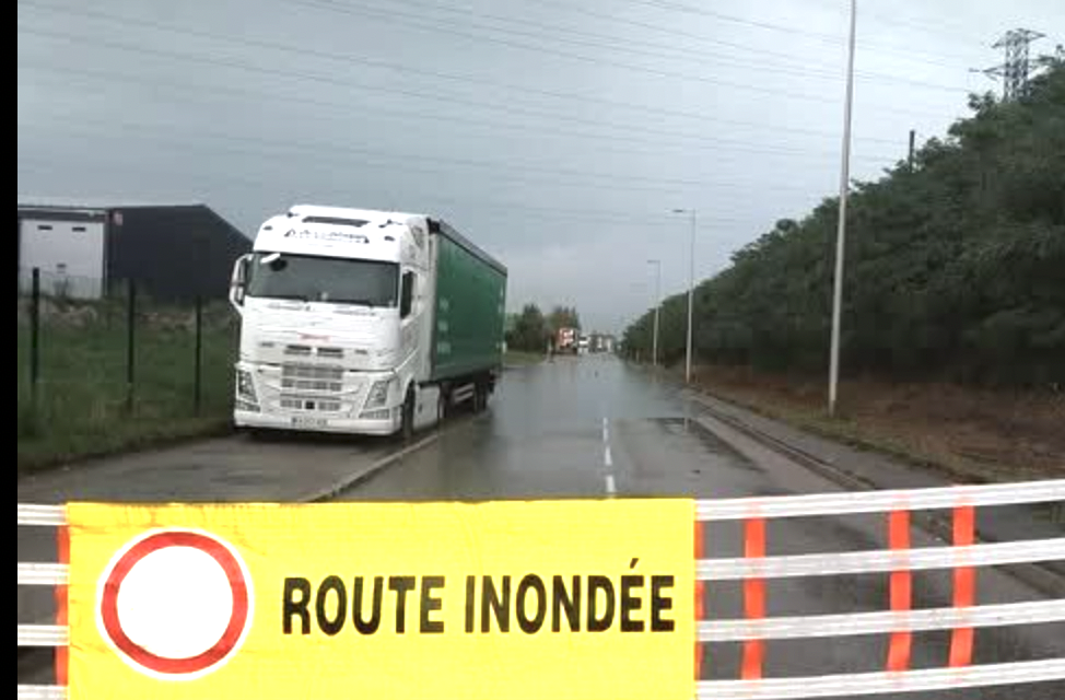 Gros orage « supercellulaire » sur le Nord-Isère : route coupée à Salaise-sur-Sanne, grêle à Beaurepaire et Lentiol
