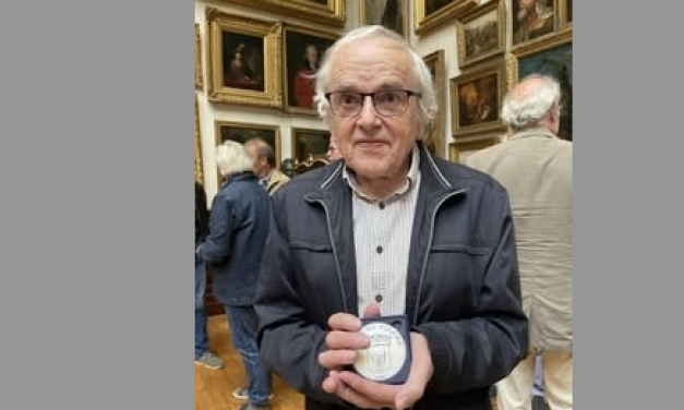 Conservateur des musées de Vienne pendant 29 ans, Roger Lauxerois, reçoit la médaille de la Ville