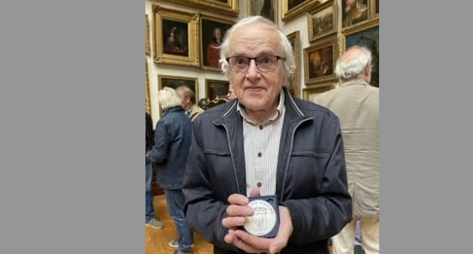 Conservateur des musées de Vienne pendant 29 ans, Roger Lauxerois, reçoit la médaille de la Ville