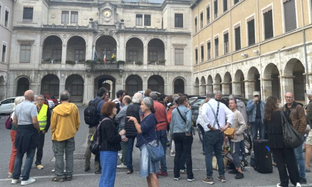 Le départ de Bayrou fêté par un « pot » devant l’hôtel de ville de Vienne : « nous attendons maintenant le 10 septembre… »
