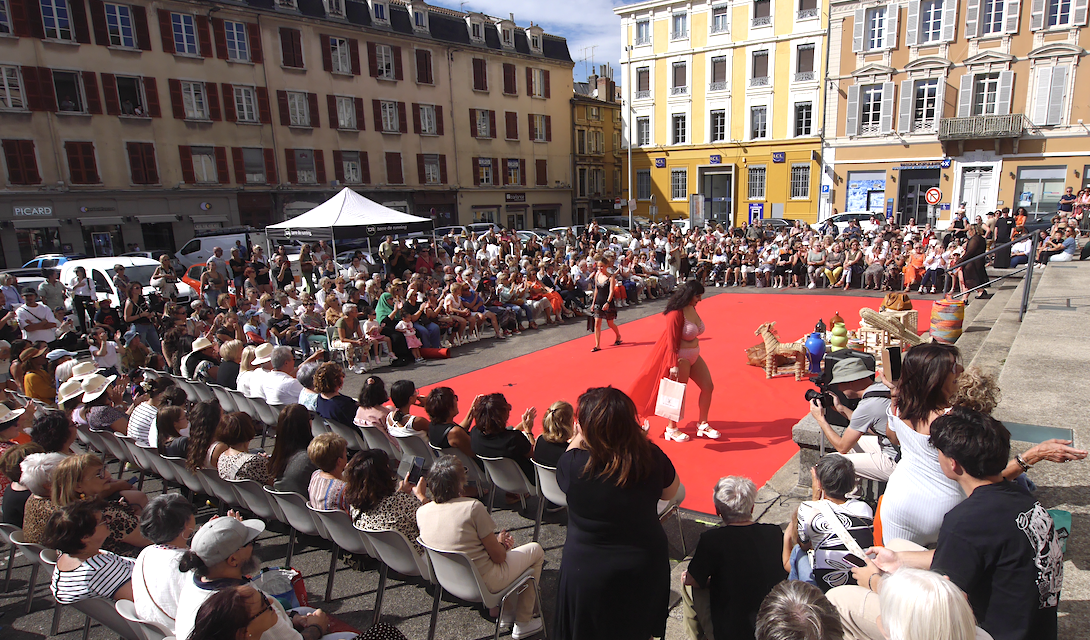 Défilé de mode-80 mannequins d’un jour pour une fashion-week à la viennoise qui a attiré un public dense place de Miremont