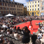 Défilé de mode-80 mannequins d’un jour pour une fashion-week à la viennoise qui a attiré un public dense place de Miremont