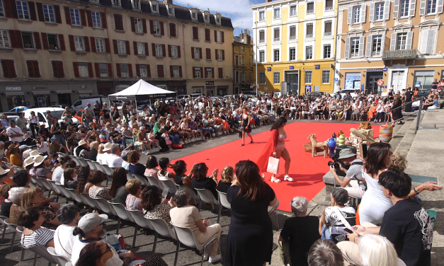 Défilé de mode-80 mannequins d’un jour pour une fashion-week à la viennoise qui a attiré un public dense place de Miremont