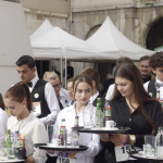 Rendez-vous place de l’hôtel-de-ville : la course des garçons de café se déroule cet après-midi à Vienne