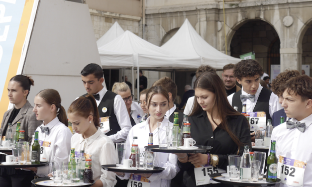 Rendez-vous place de l’hôtel-de-ville : la course des garçons de café se déroule cet après-midi à Vienne
