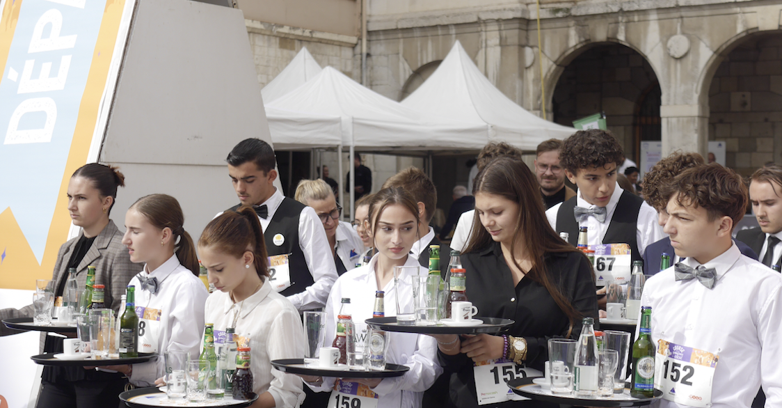 Rendez-vous place de l’hôtel-de-ville : la course des garçons de café se déroule cet après-midi à Vienne