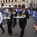 Course des garçons de café à Vienne : le meilleur « pro » Alexandre Lonn (Scorpub, rue Boson) vainqueur  lors de la super-finale devant le meilleur élève, Clément