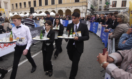 Course des garçons de café à Vienne : le meilleur « pro » Alexandre Lonn (Scorpub, rue Boson) vainqueur  lors de la super-finale devant le meilleur élève, Clément