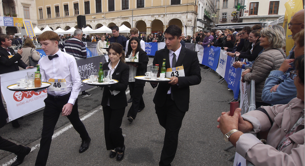 Course des garçons de café à Vienne : le meilleur « pro » Alexandre Lonn (Scorpub, rue Boson) vainqueur  lors de la super-finale devant le meilleur élève, Clément