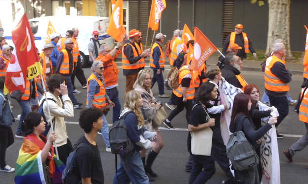 A Vienne, près de 800 manifestants défilent et bloquent le carrefour de la place Saint-Louis pendant près d’une heure et demi