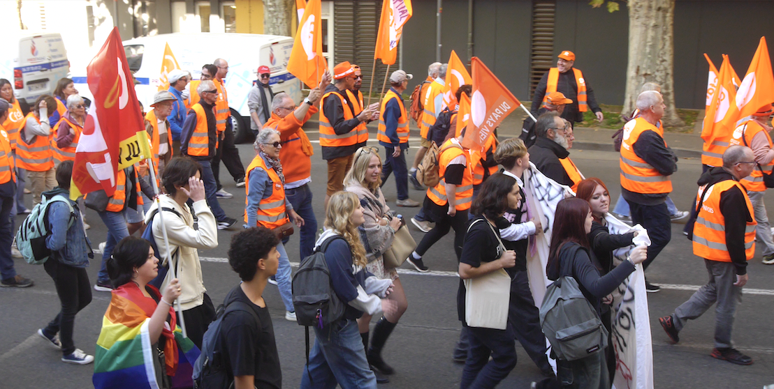 A Vienne, près de 800 manifestants défilent et bloquent le carrefour de la place Saint-Louis pendant près d’une heure et demi