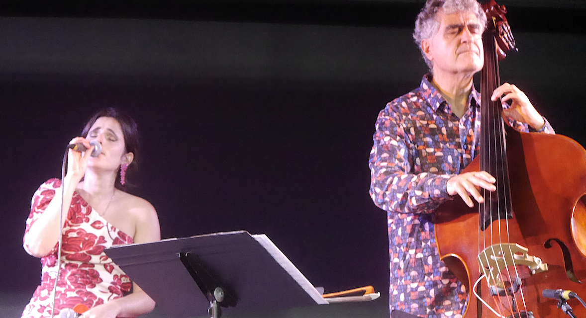 Avec sa fille Soléa, Renaud Garcia-Fons ouvre  avec brio la saison du Quartier Latin Jazz Club à Ste-Colombe devant 250 personnes