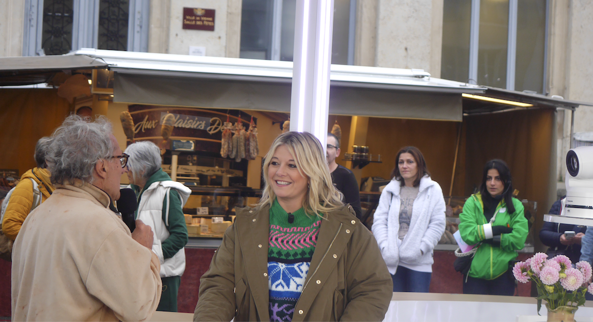 La place de Miremont transformée en plateau de télévision :  Flavie Flament a fait son marché  à Vienne pour France 3