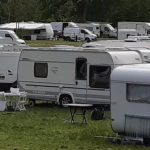 Des gens du voyage quittent l’aire dédiée à Vienne pour le parking du magasin  Conforama à Chasse-sur-Rhône