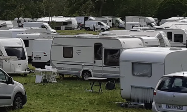 Des gens du voyage quittent l’aire dédiée à Vienne pour le parking du magasin  Conforama à Chasse-sur-Rhône