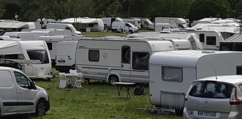 Des gens du voyage quittent l’aire dédiée à Vienne pour le parking du magasin  Conforama à Chasse-sur-Rhône