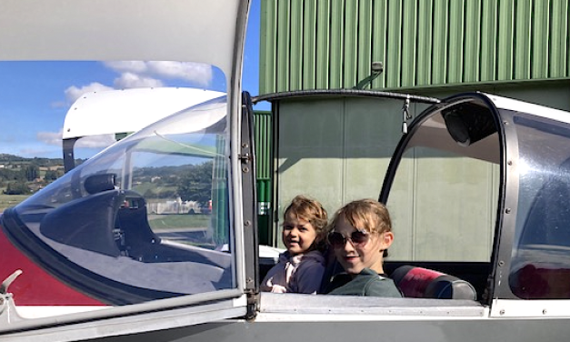 Portes ouvertes de l’aéroclub de Vienne-Reventin : des panneaux photovoltaïques vont être installés le long de la piste de l’aérodrome