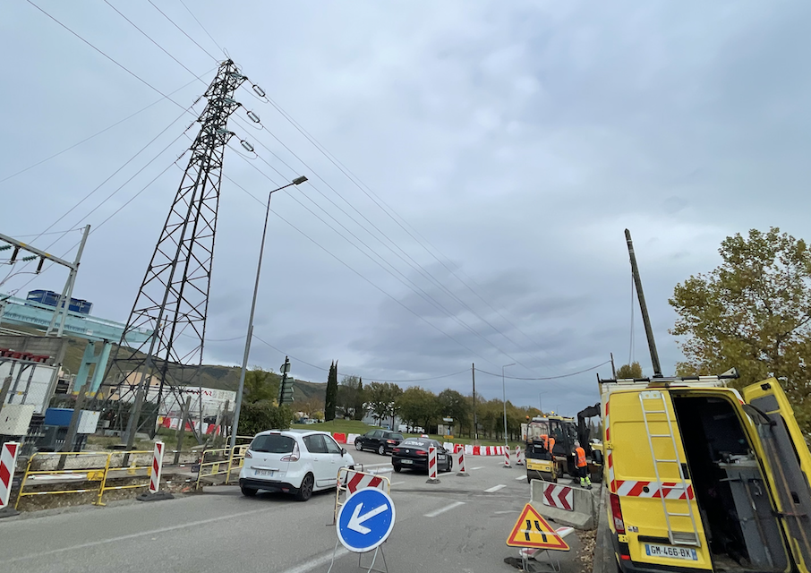 De nouveaux feux tricolores en cours d’installation sur la rive gauche du Rhône à hauteur du barrage de Reventin-Vaugris