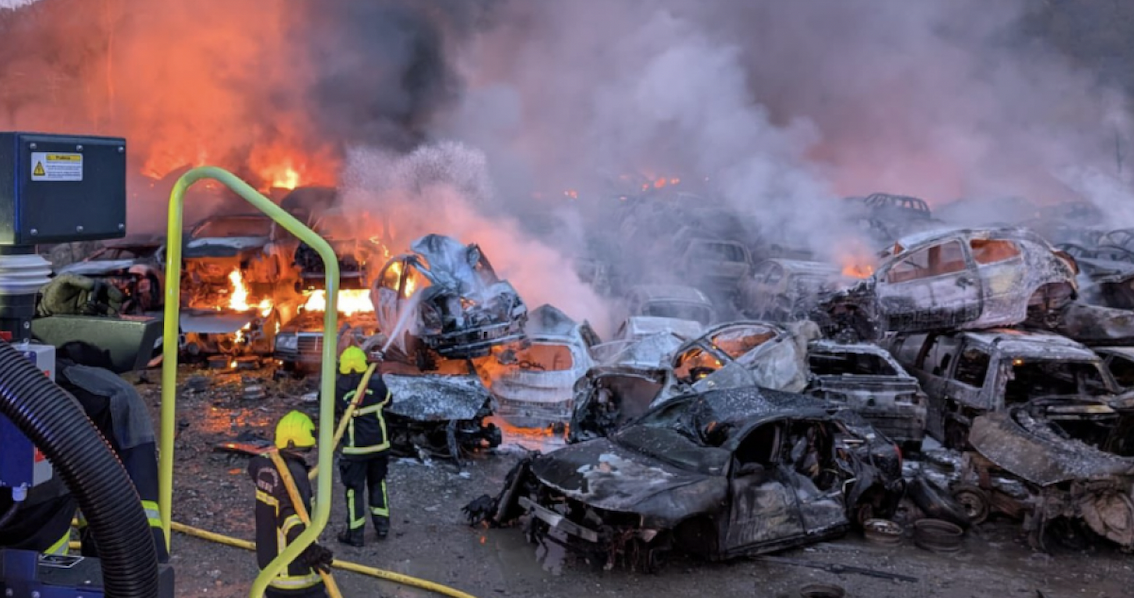 Auvergne-Rhône-Alpes : 500 voitures partent en fumée dans une casse automobile !