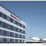 Un nouvel hôtel de 120 chambres vient d’être livré au sein même de l’aéroport de Lyon-Saint Exupéry : il est signé Hampton by Hilton