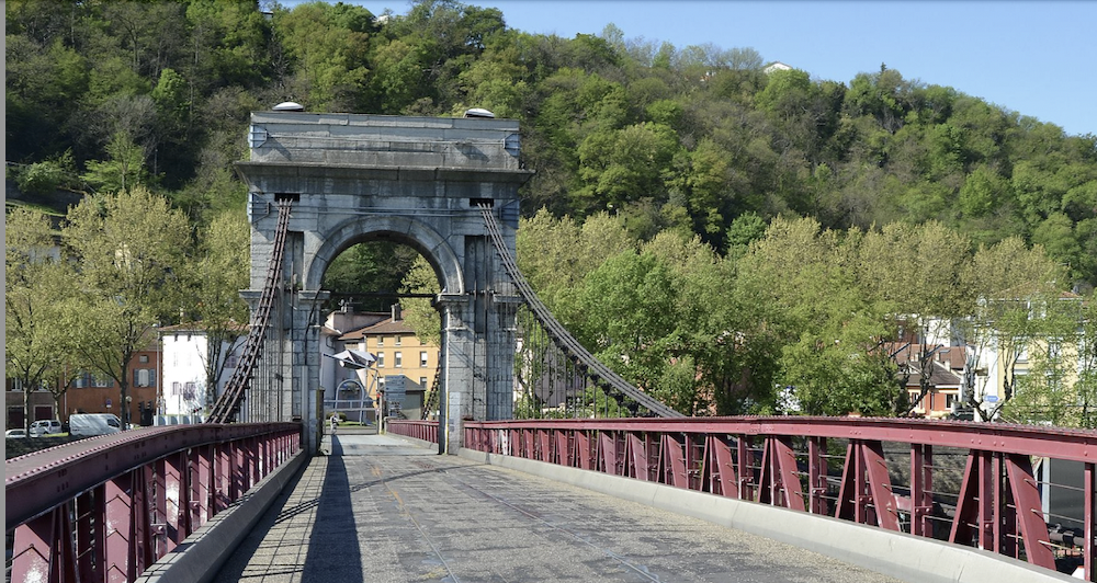 Fermé depuis 4 mois aux voitures, le pont suspendu de Chasse-sur-Rhône va  bientôt rouvrir à la circulation