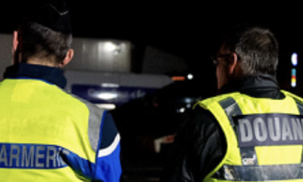 Refus d’obtempérer sur l’A7  au péage de Condrieu, le conducteur  rattrapé à Ampuis : les douaniers mettent la main sur 4 200 cartouches de cigarettes…