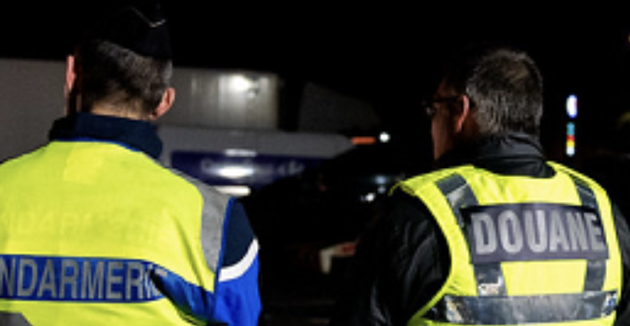 Refus d’obtempérer sur l’A7  au péage de Condrieu, le conducteur  rattrapé à Ampuis : les douaniers mettent la main sur 42 00 cartouches de cigarettes…