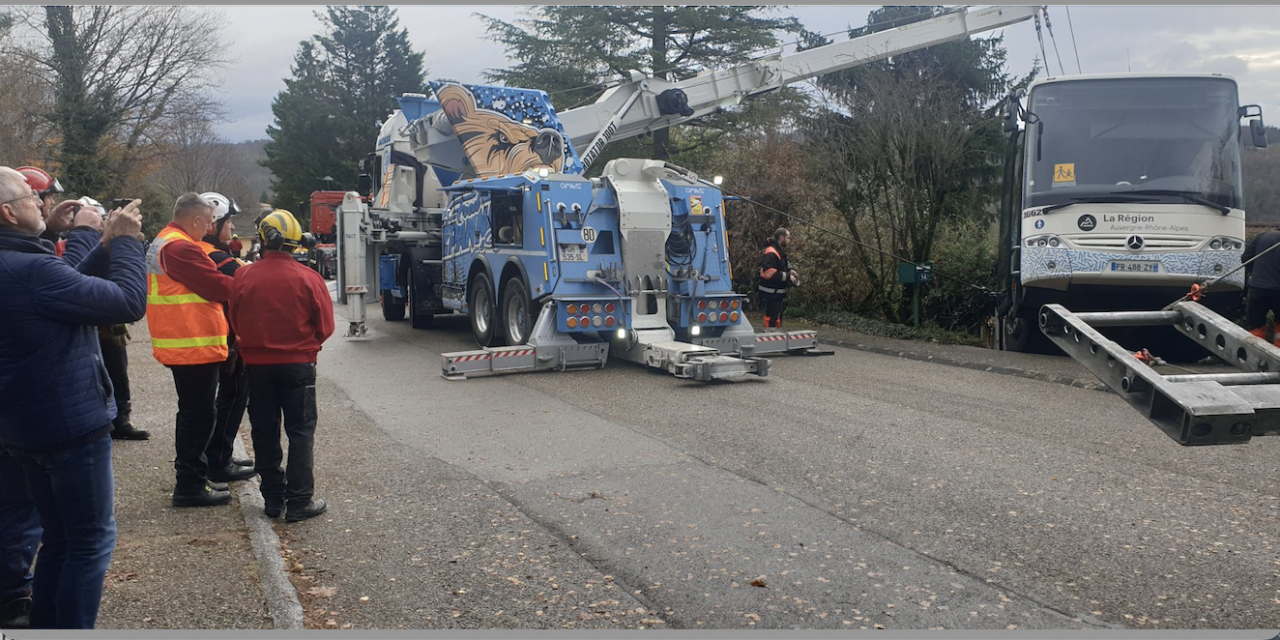 Un bus termine sa course dans une maison, ce matin aux Côtes-d’Arey, occasionnant de gros dégâts