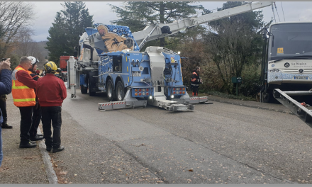Un bus termine sa course dans une maison, ce matin aux Côtes-d’Arey, occasionnant de gros dégâts