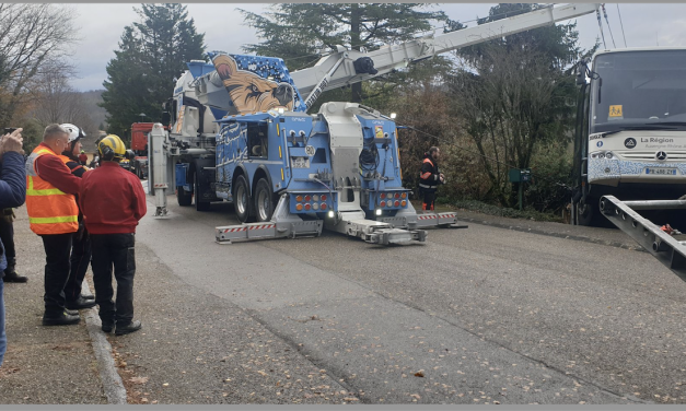 Un bus termine sa course dans une maison, ce matin aux Côtes-d’Arey, occasionnant de gros dégâts